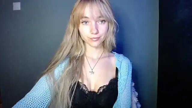 Snapshot of LuciaYoung chatting on November 15, 2025, 8:07 am LuciaYoung online show from November 15, 2025, 8:07 am