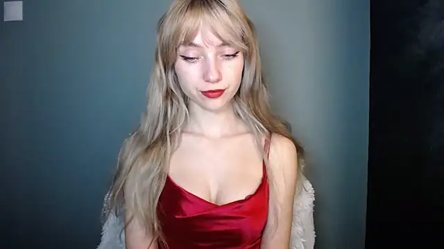 Snapshot of LuciaYoung chatting on November 23, 2025, 7:35 pm LuciaYoung online show from November 23, 2025, 7:35 pm