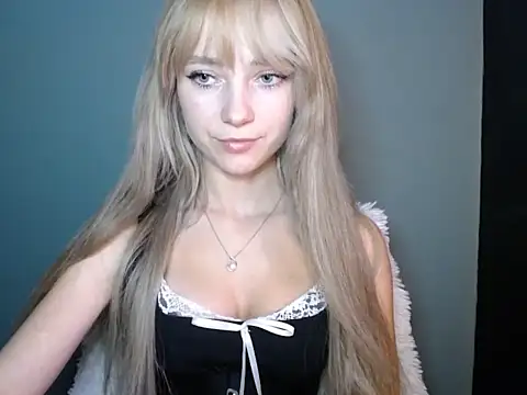 Snapshot of LuciaYoung chatting on October 29, 2025, 7:35 pm LuciaYoung online show from October 29, 2025, 7:35 pm