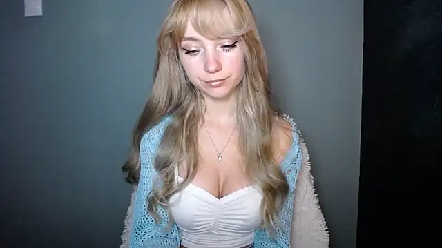 Snapshot of LuciaYoung chatting on October 31, 2025, 7:27 am LuciaYoung online show from October 31, 2025, 7:27 am