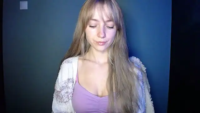 Snapshot of LuciaYoung chatting on October 15, 2025, 6:27 pm LuciaYoung online show from October 15, 2025, 6:27 pm