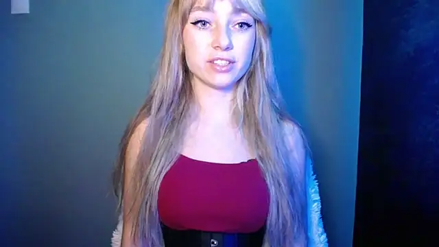 Snapshot of LuciaYoung chatting on October 23, 2025, 6:28 pm LuciaYoung online show from October 23, 2025, 6:28 pm