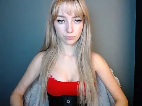 Snapshot of LuciaYoung chatting on November 21, 2025, 1:10 pm LuciaYoung online show from November 21, 2025, 1:10 pm