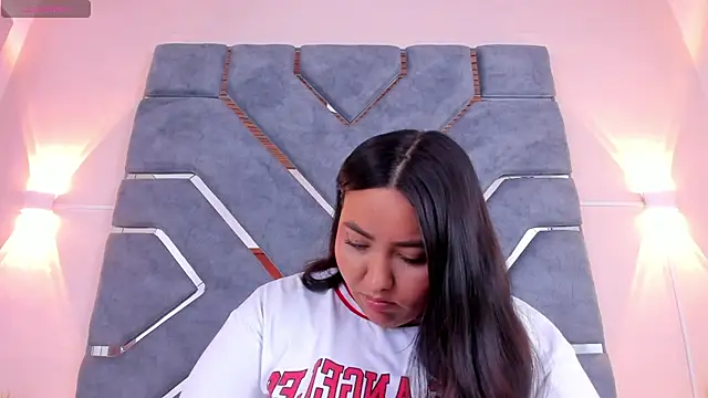 Snapshot of LucciaPorter chatting on November 21, 2025, 9:25 pm LucciaPorter online show from November 21, 2025, 9:25 pm