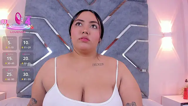 Snapshot of LucciaPorter chatting on November 14, 2025, 10:13 pm LucciaPorter online show from November 14, 2025, 10:13 pm