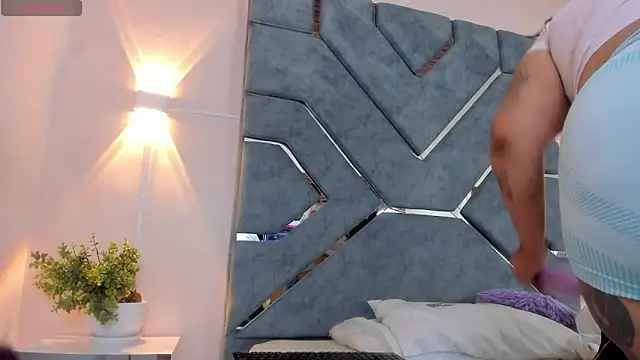 Snapshot of LucciaPorter chatting on March 5, 2026, 1:40 pm LucciaPorter online show from March 5, 2026, 1:40 pm