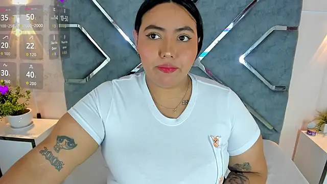 Snapshot of LucciaPorter chatting on July 2, 2026, 4:02 pm LucciaPorter online show from July 2, 2026, 4:02 pm