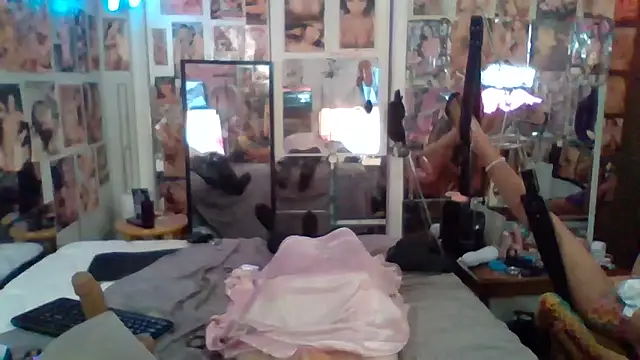luvs2cumm69 online show from May 7, 2026, 2:05 am