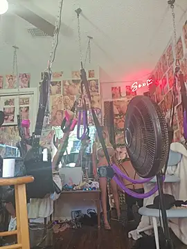 luvs2cumm69 online show from April 23, 2026, 3:24 pm