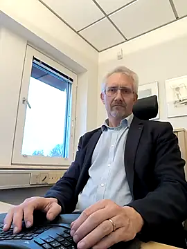 Snapshot of tom-swede chatting on October 27, 2025, 3:24 pm tom-swede online show from October 27, 2025, 3:24 pm