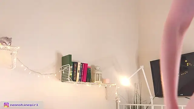 Snapshot of NeonShine chatting on March 20, 2026, 4:35 am NeonShine online show from March 20, 2026, 4:35 am