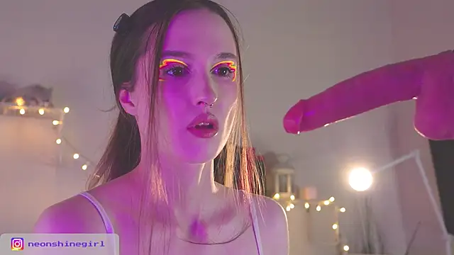 Snapshot of NeonShine chatting on February 25, 2026, 6:46 am NeonShine online show from February 25, 2026, 6:46 am