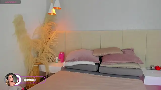 sofia pamela online show from December 19, 2025, 6:54 pm