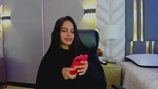 ChloeHarper  online show from May 4, 2026, 11:57 am