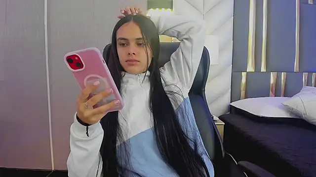 Snapshot of ChloeHarper_ chatting on June 21, 2026, 11:49 am ChloeHarper online show from June 21, 2026, 11:49 am
