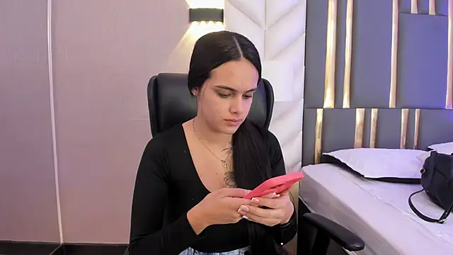 ChloeHarper  online show from May 8, 2026, 11:47 am