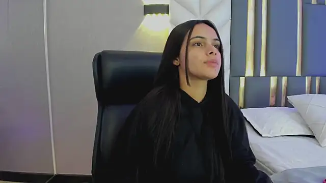 ChloeHarper  online show from May 7, 2026, 11:46 am