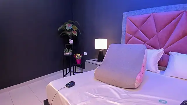 mia milff online show from March 12, 2026, 7:29 pm