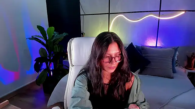 Gia Mazzon online show from November 28, 2025, 5:57 pm