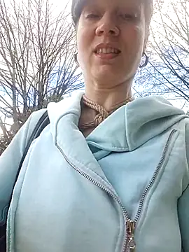 Snapshot of Exhibitionsplit chatting on March 9, 2025, 1:04 pm Exhibitionsplit online show from March 9, 2025, 1:04 pm