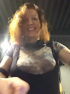 Snapshot of Exhibitionsplit chatting on September 21, 2025, 9:42 pm Exhibitionsplit online show from September 21, 2025, 9:42 pm