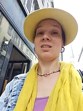 Snapshot of Exhibitionsplit chatting on March 6, 2025, 1:14 pm Exhibitionsplit online show from March 6, 2025, 1:14 pm