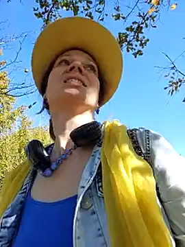 Snapshot of Exhibitionsplit chatting on October 28, 2025, 11:53 am Exhibitionsplit online show from October 28, 2025, 11:53 am