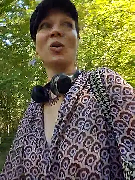 Snapshot of Exhibitionsplit chatting on October 17, 2025, 11:56 am Exhibitionsplit online show from October 17, 2025, 11:56 am