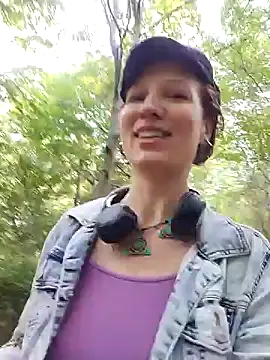 Snapshot of Exhibitionsplit chatting on September 28, 2025, 11:06 am Exhibitionsplit online show from September 28, 2025, 11:06 am