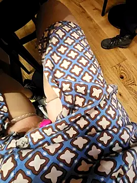 Snapshot of Exhibitionsplit chatting on March 4, 2025, 11:19 am Exhibitionsplit online show from March 4, 2025, 11:19 am