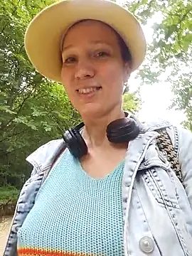 Snapshot of Exhibitionsplit chatting on September 30, 2025, 12:00 pm Exhibitionsplit online show from September 30, 2025, 12:00 pm