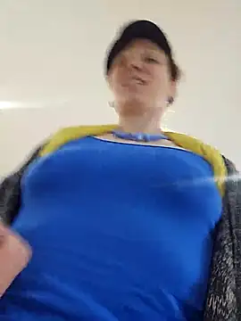 Snapshot of Exhibitionsplit chatting on March 12, 2025, 12:15 pm Exhibitionsplit online show from March 12, 2025, 12:15 pm