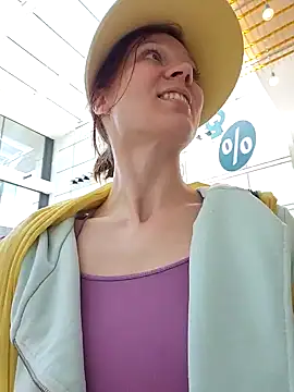 Snapshot of Exhibitionsplit chatting on February 4, 2025, 12:44 pm Exhibitionsplit online show from February 4, 2025, 12:44 pm