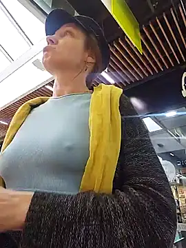 Snapshot of Exhibitionsplit chatting on March 13, 2025, 4:23 pm Exhibitionsplit online show from March 13, 2025, 4:23 pm