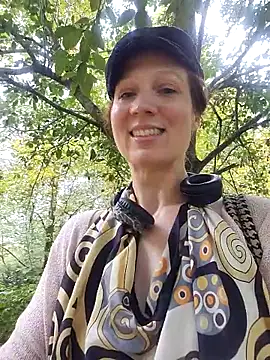 Snapshot of Exhibitionsplit chatting on October 15, 2025, 12:02 pm Exhibitionsplit online show from October 15, 2025, 12:02 pm