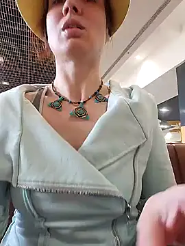 Snapshot of Exhibitionsplit chatting on February 6, 2025, 12:15 pm Exhibitionsplit online show from February 6, 2025, 12:15 pm