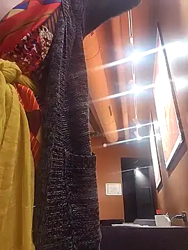 Snapshot of Exhibitionsplit chatting on February 9, 2025, 9:37 am Exhibitionsplit online show from February 9, 2025, 9:37 am