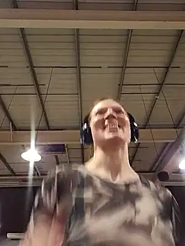 Snapshot of Exhibitionsplit chatting on March 16, 2025, 9:37 pm Exhibitionsplit online show from March 16, 2025, 9:37 pm