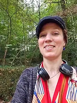 Snapshot of Exhibitionsplit chatting on October 19, 2025, 12:08 pm Exhibitionsplit online show from October 19, 2025, 12:08 pm