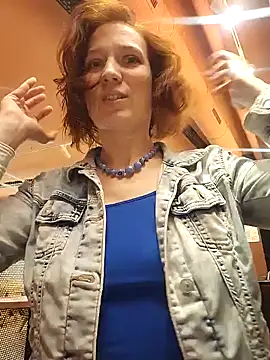 Snapshot of Exhibitionsplit chatting on February 24, 2025, 3:20 pm Exhibitionsplit online show from February 24, 2025, 3:20 pm