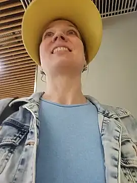 Snapshot of Exhibitionsplit chatting on February 17, 2025, 1:11 pm Exhibitionsplit online show from February 17, 2025, 1:11 pm