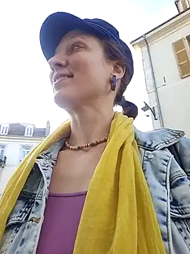 Snapshot of Exhibitionsplit chatting on March 5, 2025, 4:24 pm Exhibitionsplit online show from March 5, 2025, 4:24 pm