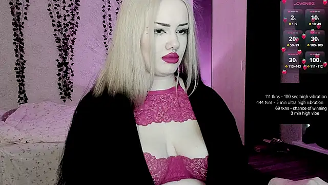 Snapshot of strawberry_elfcat chatting on April 9, 2026, 2:24 am strawberry elfcat online show from April 9, 2026, 2:24 am
