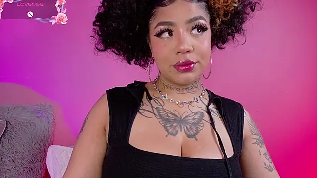 foxxy-lov3 online show from March 6, 2026, 1:39 pm