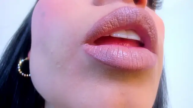 Snapshot of dominique21_ chatting on November 6, 2025, 4:16 am dominique21 online show from November 6, 2025, 4:16 am