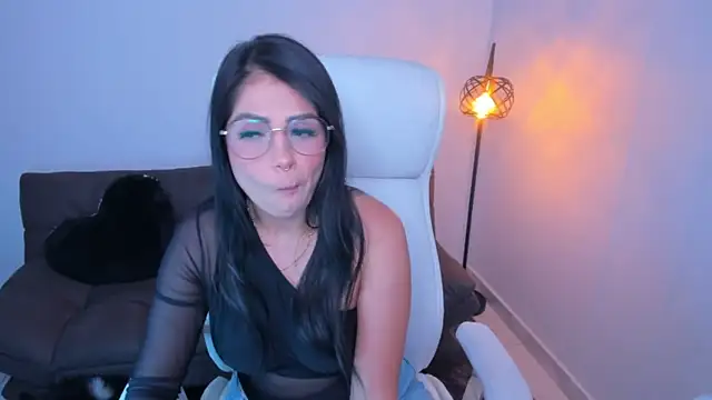 Snapshot of dominique21_ chatting on December 19, 2024, 8:13 am dominique21 online show from December 19, 2024, 8:13 am