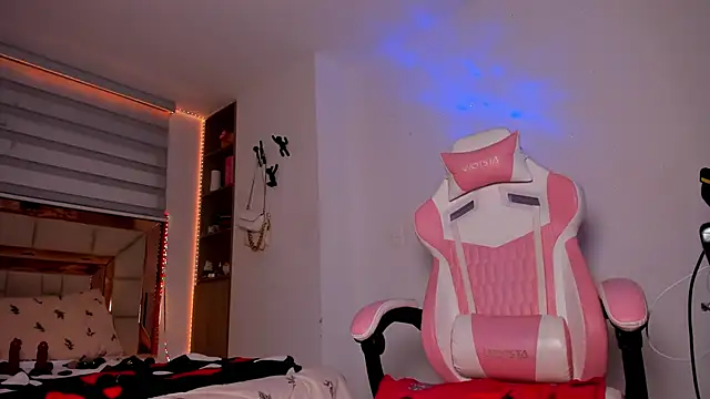 Snapshot of andreafernandz chatting on March 5, 2026, 1:35 am andreafernandz online show from March 5, 2026, 1:35 am