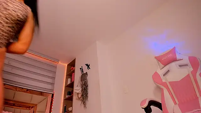 andreafernandz online show from May 11, 2026, 1:51 am
