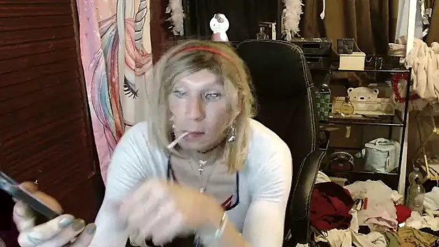 Snapshot of Ombeline1 chatting on October 29, 2025, 6:01 am Ombeline1 online show from October 29, 2025, 6:01 am