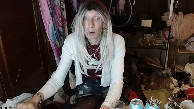 Snapshot of Ombeline1 chatting on October 22, 2025, 4:34 am Ombeline1 online show from October 22, 2025, 4:34 am